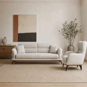 Angel Sofagarnitur in Creme: Dreisitzer und Ohrensessel in einem hellen Wohnzimmer mit Stuckleiste und Holz-Sideboard