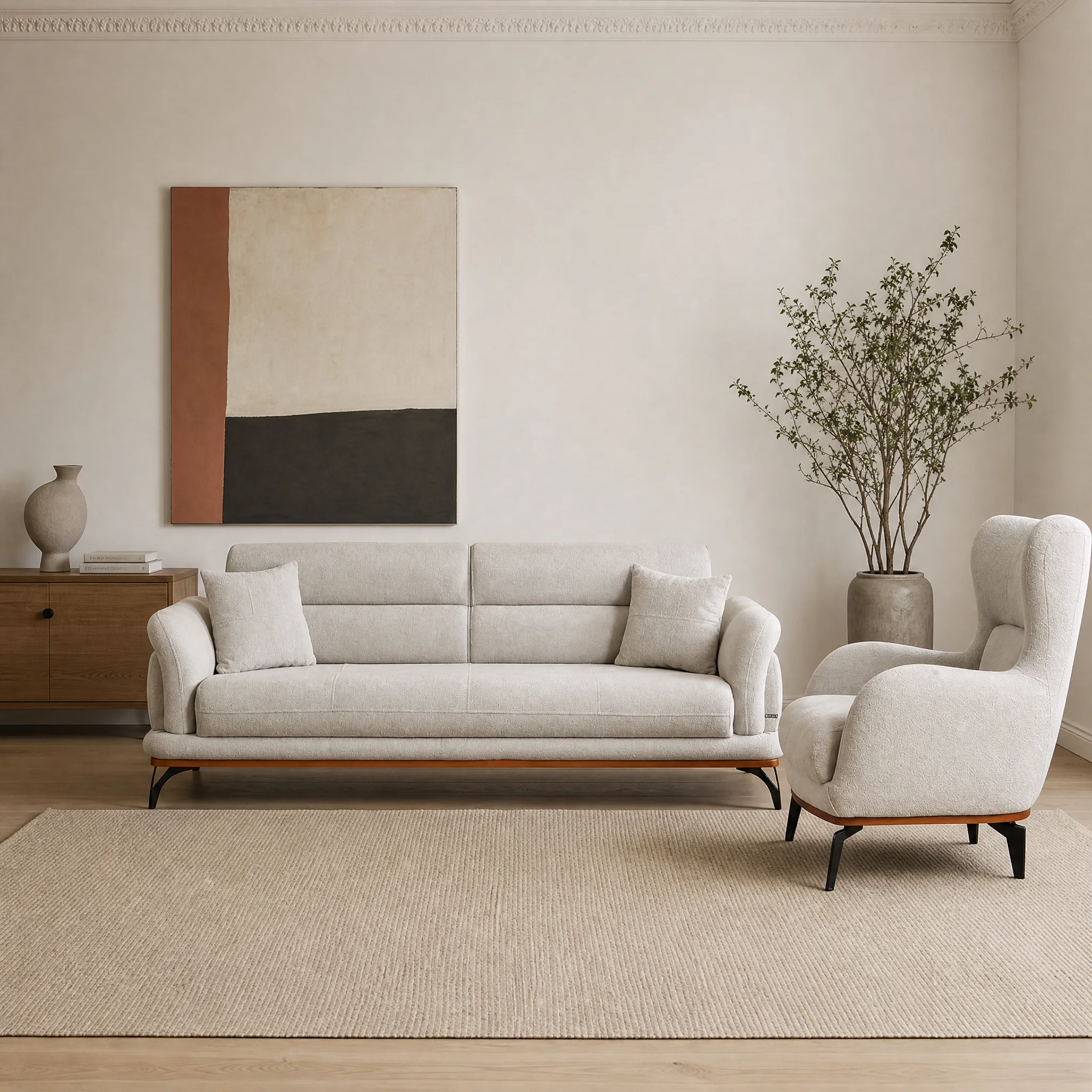 Angel Sofagarnitur in Creme: Dreisitzer und Ohrensessel in einem hellen Wohnzimmer mit Stuckleiste und Holz-Sideboard