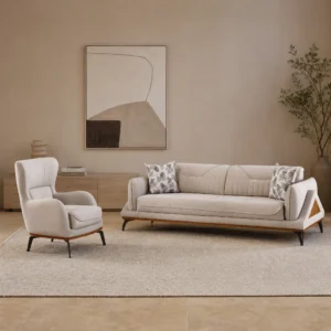 Berlin Sofagarnitur in Beige: flacher Dreisitzer und Sessel in einem Wohnzimmer mit Wandnische und Travertinboden