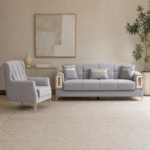 Safran Sofagarnitur in Hellgrau: Dreisitzer und Sessel in einem beigen Wohnraum mit geripptem Sideboard und Wandbild