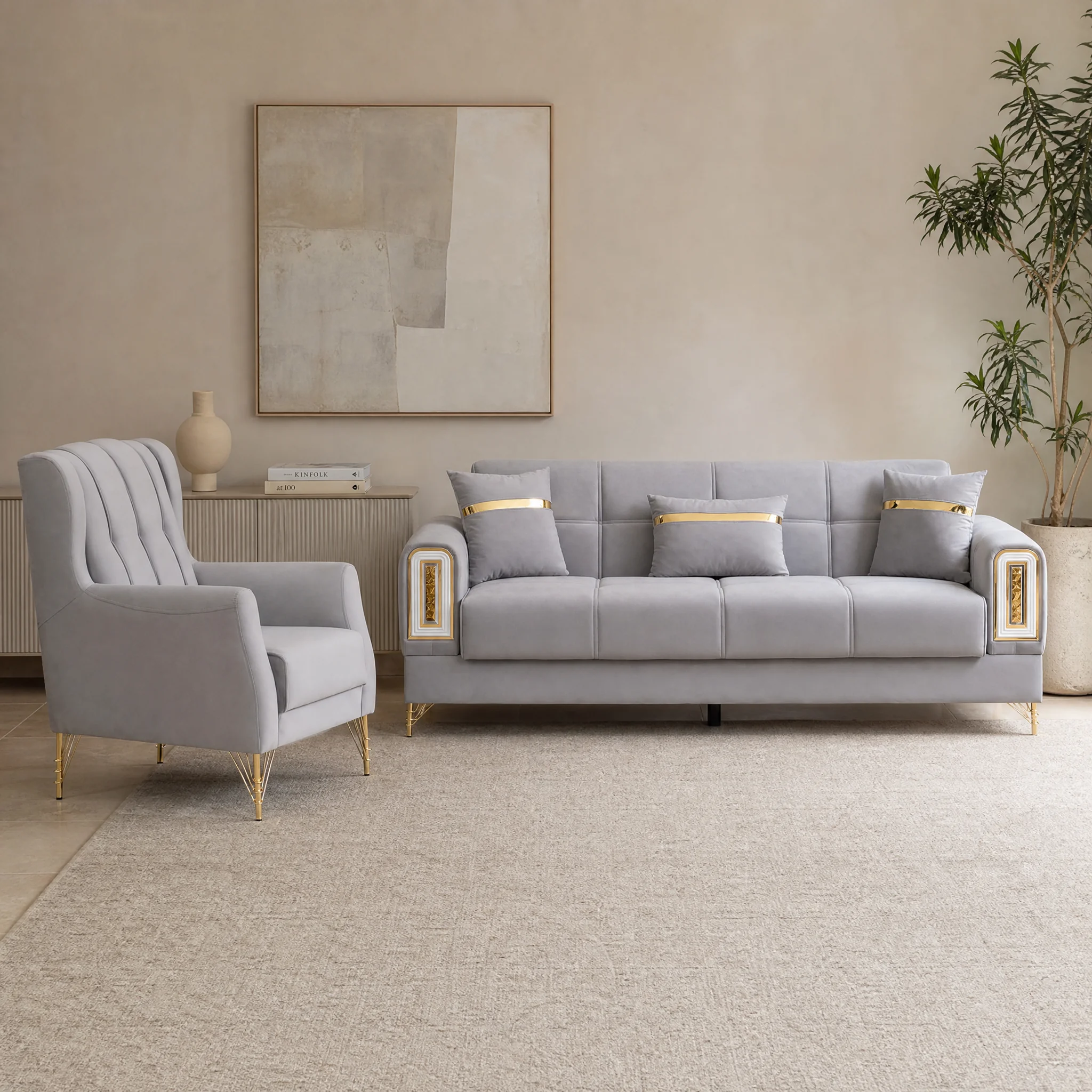 Safran Sofagarnitur in Hellgrau: Dreisitzer und Sessel in einem beigen Wohnraum mit geripptem Sideboard und Wandbild