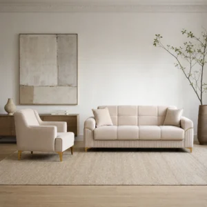 Vizyon Sofagarnitur in Creme: Dreisitzer und Sessel unter Stuckleisten, daneben Nussbaum-Sideboard und Wandbild