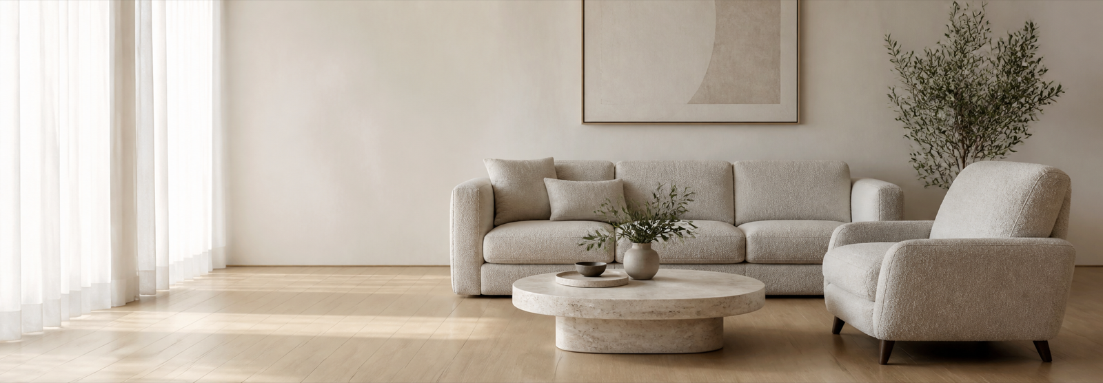 Sofagarnitur aus cremefarbenem Bouclé-Sofa und passendem Sessel mit rundem Couchtisch – Plazacrown