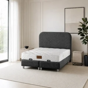 Dunkles Doppelbett mit ungeteiltem Kopfteil in einem hellen, ruhig eingerichteten Zimmer