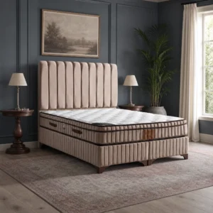 Doppelbett mit breit kanneliertem Kopfteil vor einer dunklen, getäfelten Wand