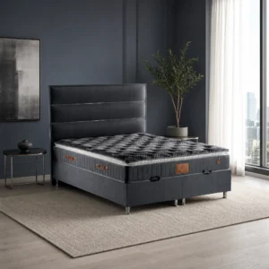 Doppelbett mit waagerecht gegliedertem Kopfteil und Chromleiste in einem schiefergrauen Zimmer