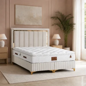 Polsterbett in Sandbeige mit gerahmtem Kopfteil und goldfarbener Fuge