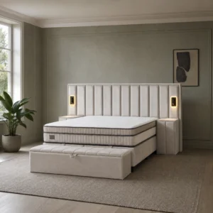 Schlafzimmer mit wandbreitem, senkrecht gestreiftem Polsterkopfteil und zwei Leseleuchten