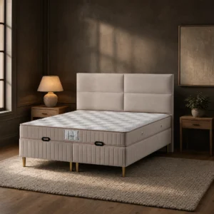 Polsterbett in Sandbeige mit niedrigem Kopfteil aus großen versetzten Feldern