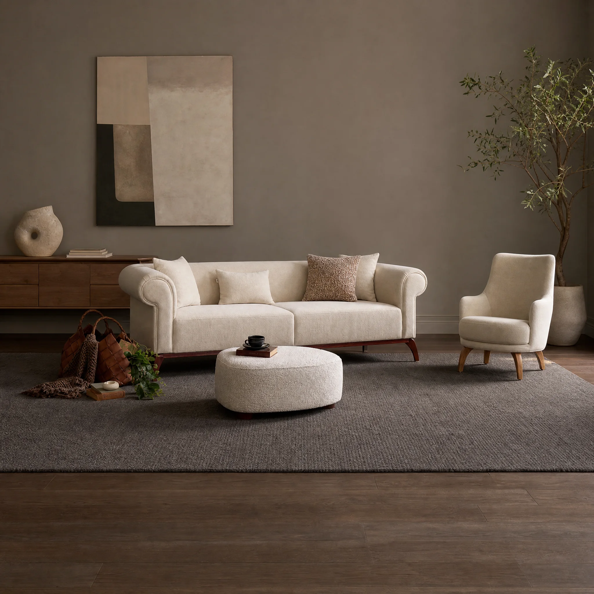 Sofagarnitur in Creme auf dunklem Holzgestell, daneben der Sessel vor einer taupefarbenen Wand