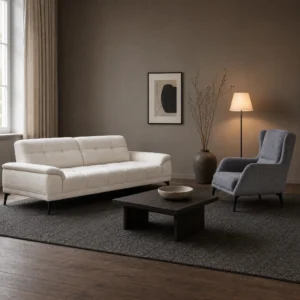 Sofagarnitur in Creme mit einem Ohrensessel in Grau, davor ein dunkler Hochflorteppich