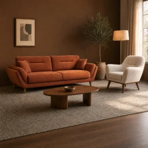 Sofagarnitur mit Dreisitzer und Sessel im Wohnzimmer, davor ein ovaler Couchtisch auf grobem Teppich