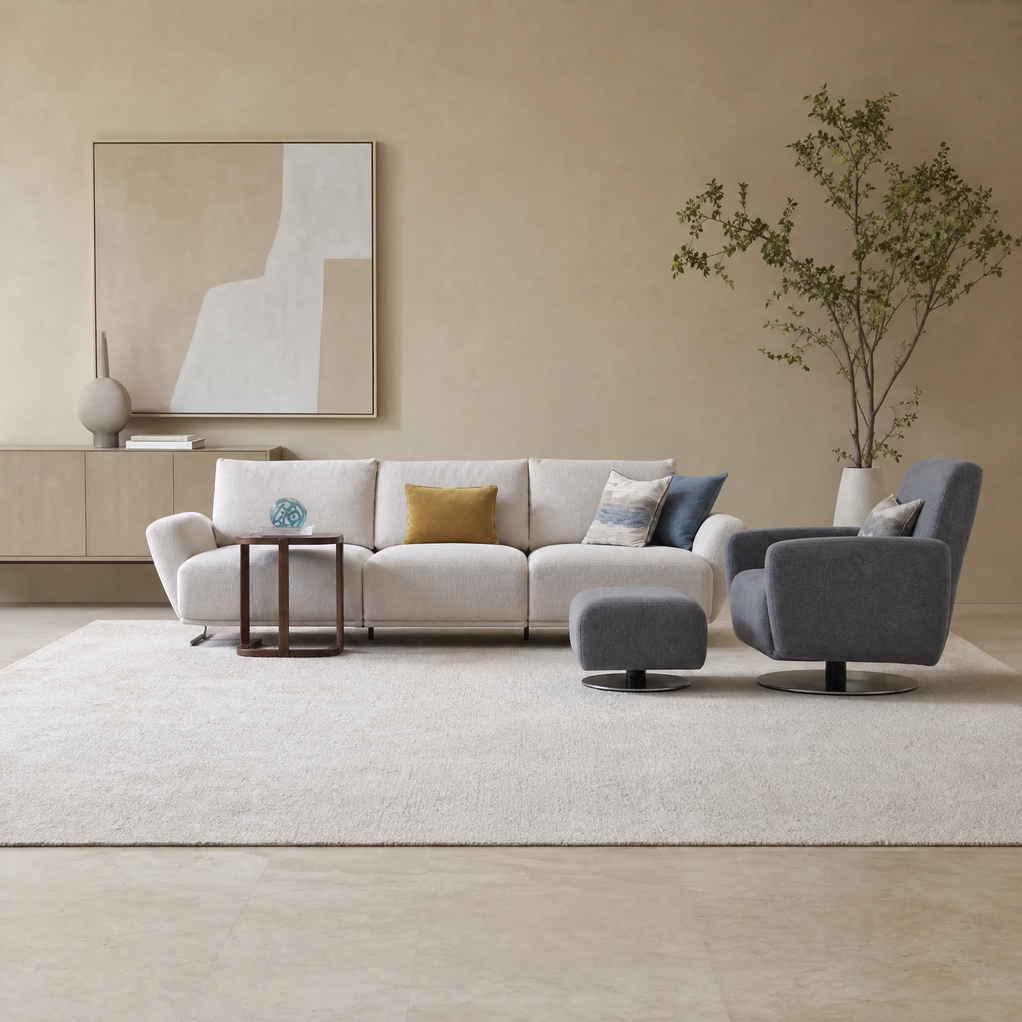 Sirena Sofagarnitur in Creme mit dunkelgrauem Sessel und Hocker in einem hellen Wohnzimmer