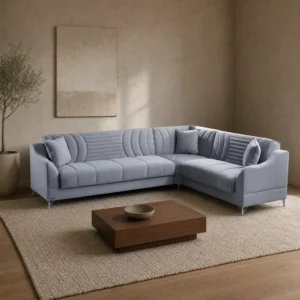 Porto Ecksofa in Silbergrau vor einem Sideboard aus Holz, L-Form mit Eckplatz