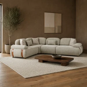 Roma Ecksofa in L-Form, Gesamtansicht mit Dreisitzer, Eckelement und Zweisitzer vor einer erdbraunen Wand
