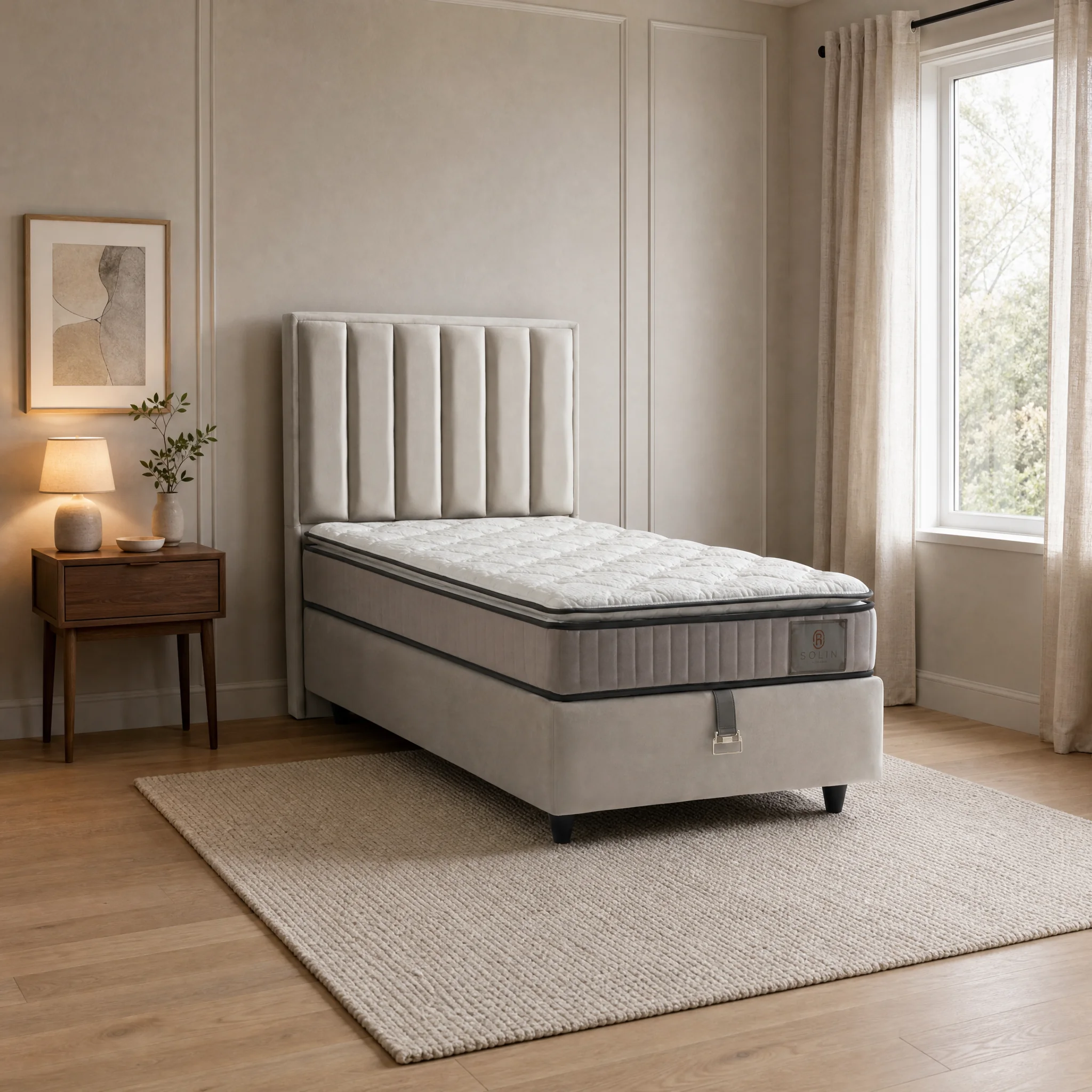 Palermo Polsterbett in einem beigen Schlafzimmer, hohes Kopfteil mit senkrechten Kanälen